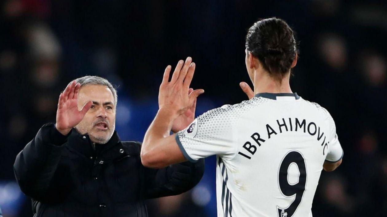José Mourinho saluda a Zlatan Ibrahimovic. 