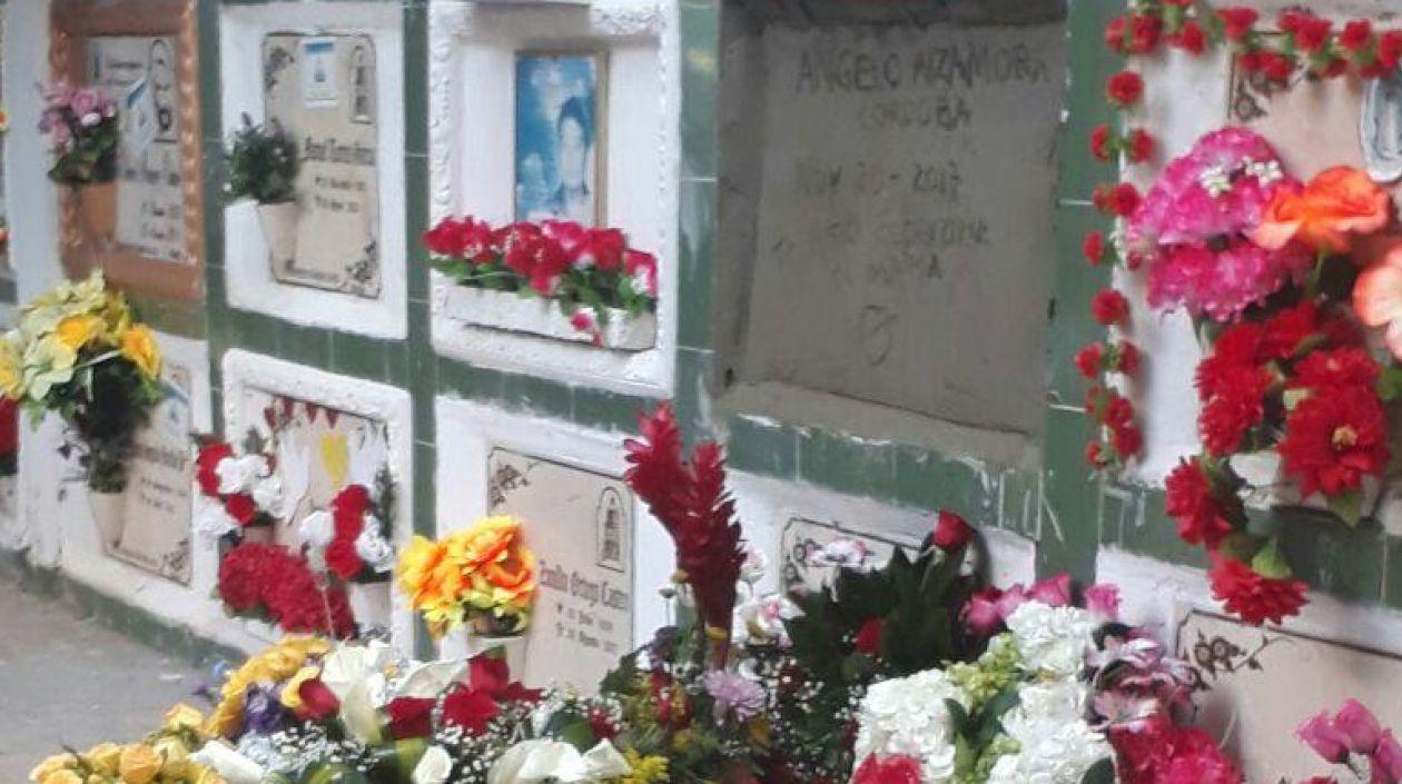 La tumba de Ángello Alzamora en el Cementerio Jardines de Paz.