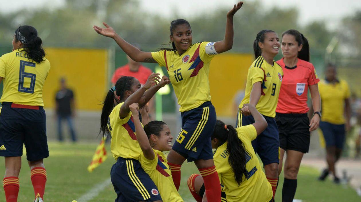 Jugadoras de la selección femenina de fútbol de Colombia, que ganaron los Bolivarianos. 