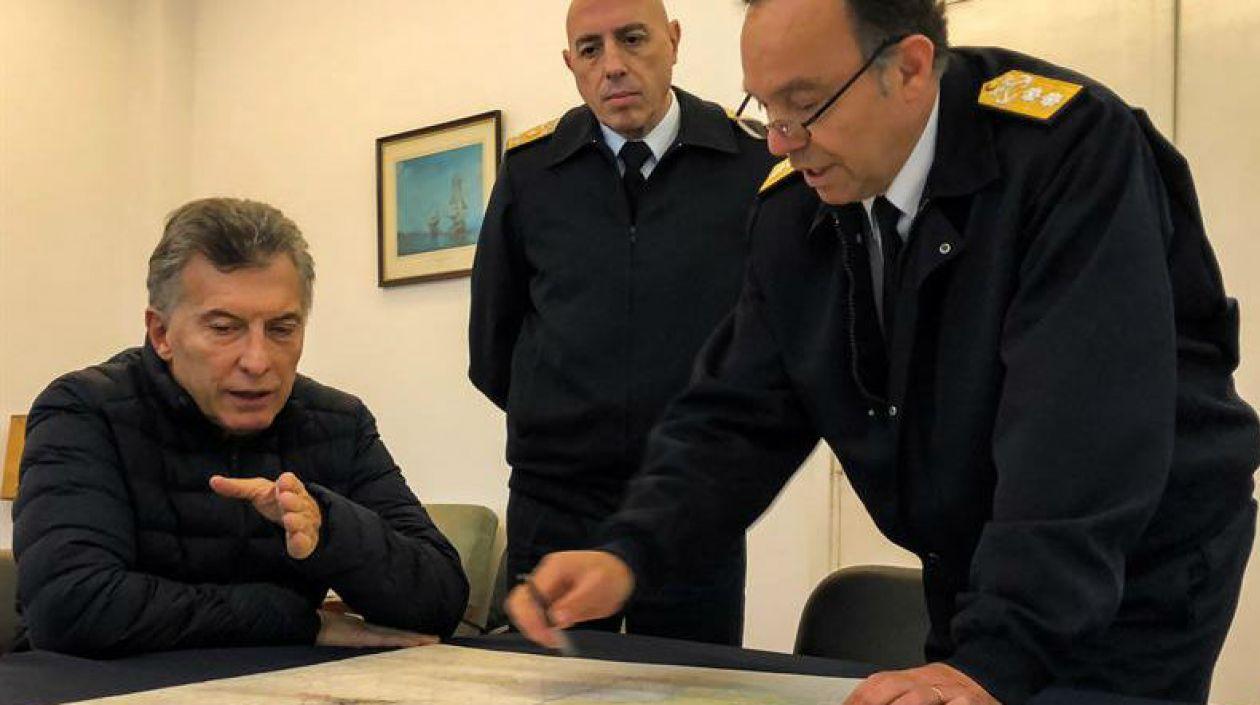 Fotografía muestra al presidente argentino Mauricio Macri (i) junto al subjefe de la Armada Argentina y el el jefe del Comando del Área Naval Atlántica.