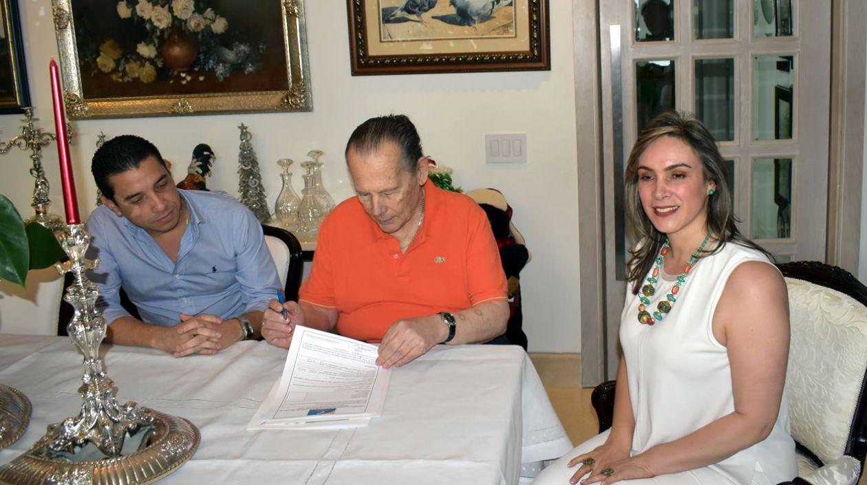 El candidato a la Cámara, Roberto Rodríguez; el Senador, Roberto Gerleín y la Secretaria Genera del PCC, María Mercedes López.
