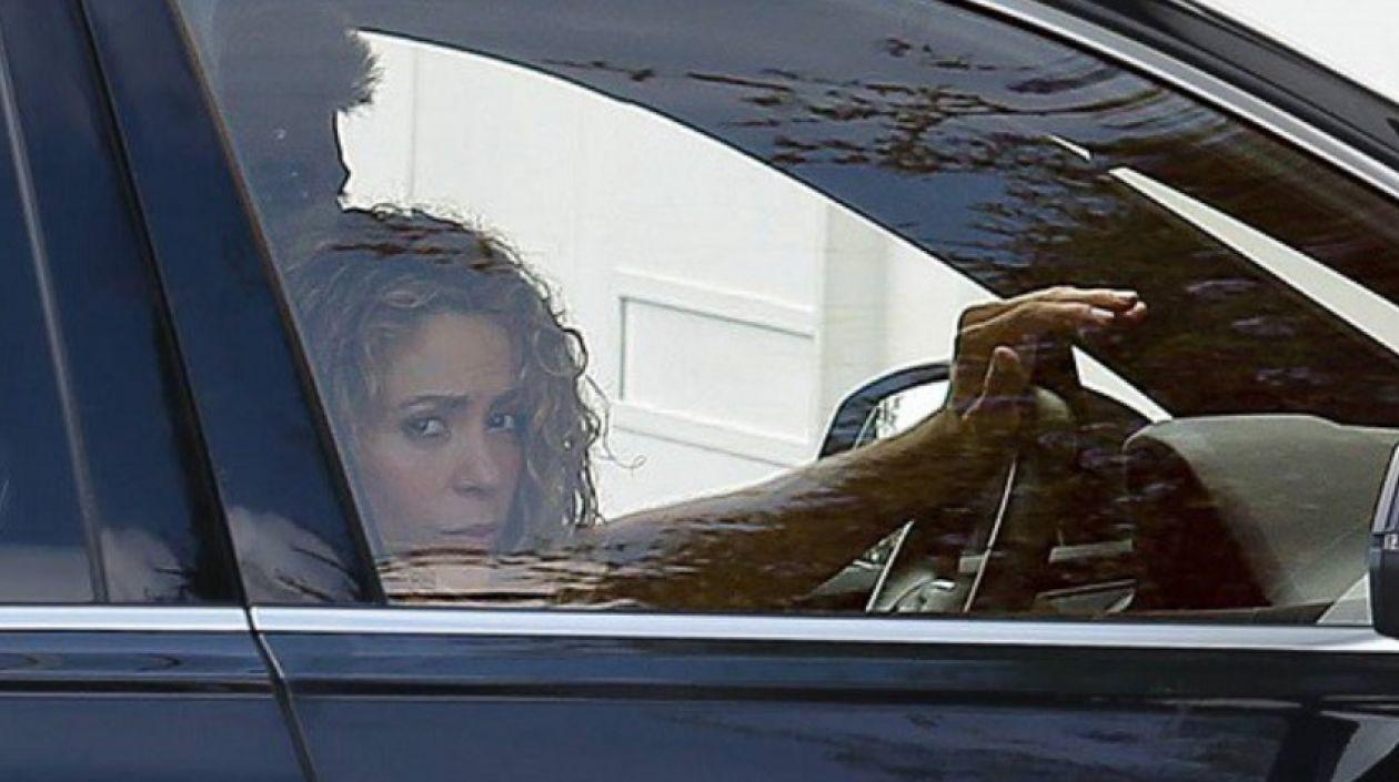 Shakira junto a su pareja Piqué saliendo de su casa.