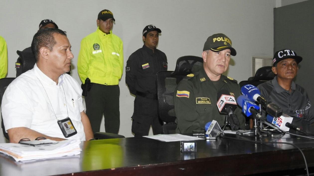 El fiscal 11 URI, Rodrigo Restrepo; el comandante encargado de la Mebar, coronel Mauricio Pérez, un agente investigador del CTI de la Fiscalía.