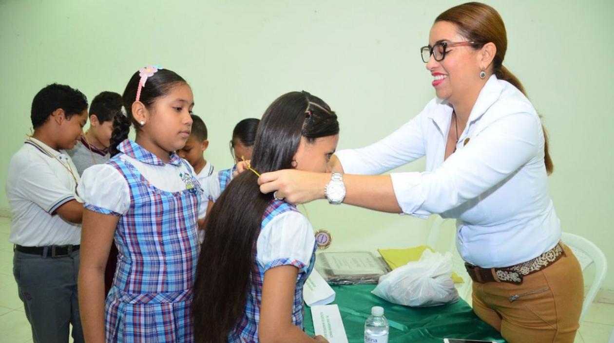 La Secretaria de Educación, Tulia Mosquera González, reconociendo el esfuerzo de los estudiantes.