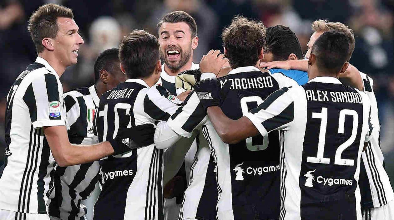 Jugadores de Juventus celebran un gol. 
