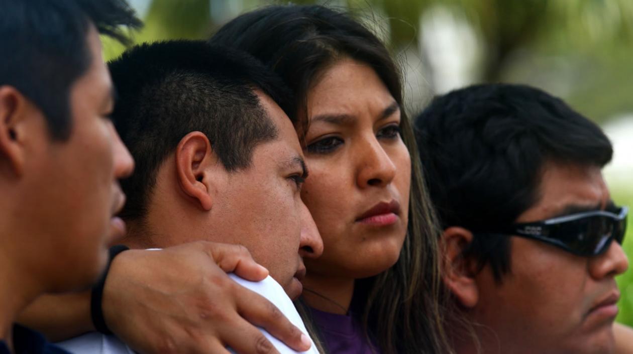 Familiares de los tripulantes del ARA San Juan reaccionan tras una reunión con el ministro de Defensa