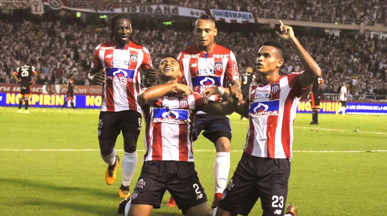 Germán Gutiérrez celebra el gol con sus compañeros.
