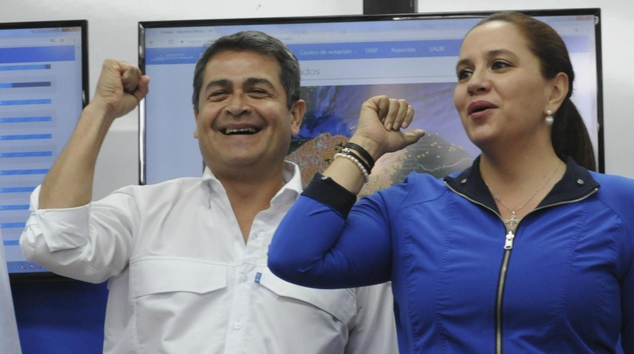 El presidente de Honduras, Juan Orlando Hernández (i), y la primera dama de Honduras, Ana García de Hernández.