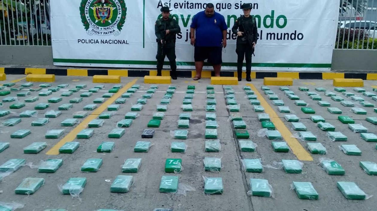 La Policía Antinarcóticos decomisó 1649 kilos de cocaína dentro de un camión tipo furgón 