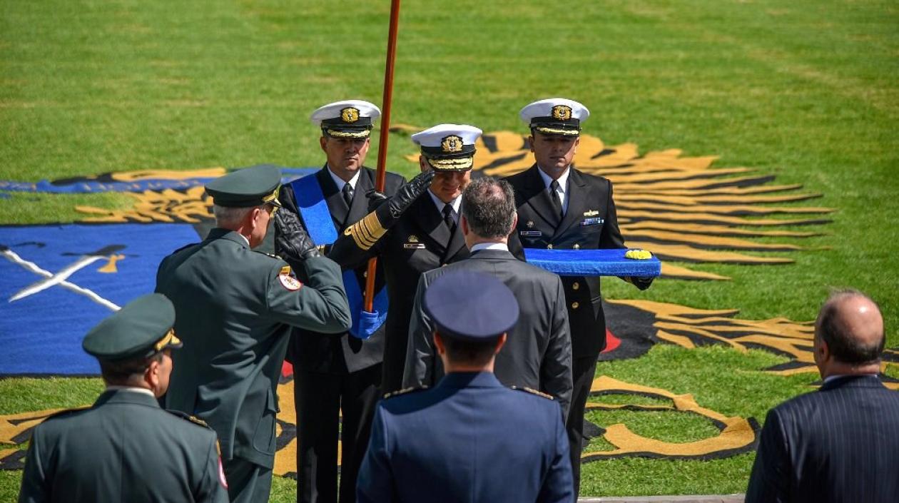 El Presidente Juan Manuel Santos entregando el bastón de mando al ahora Almirante Ernesto Durán González.