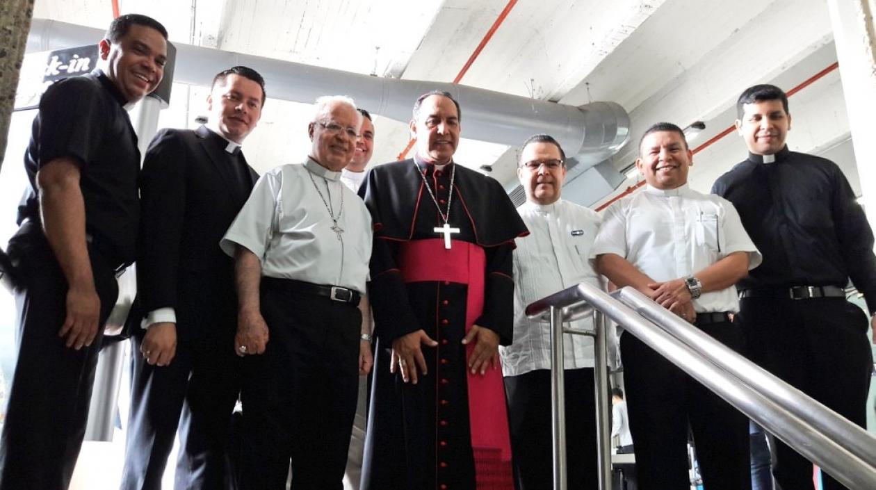 Monseñor Pablo Emiro Salas Antelíz, al pisar tierra atlanticense junto a Monseñor Víctor Tamayo y demás cuerpo episcopal.