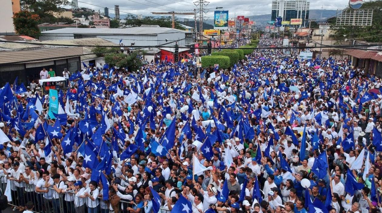 Miles de manifestantes han salido a las calles de Honduras.