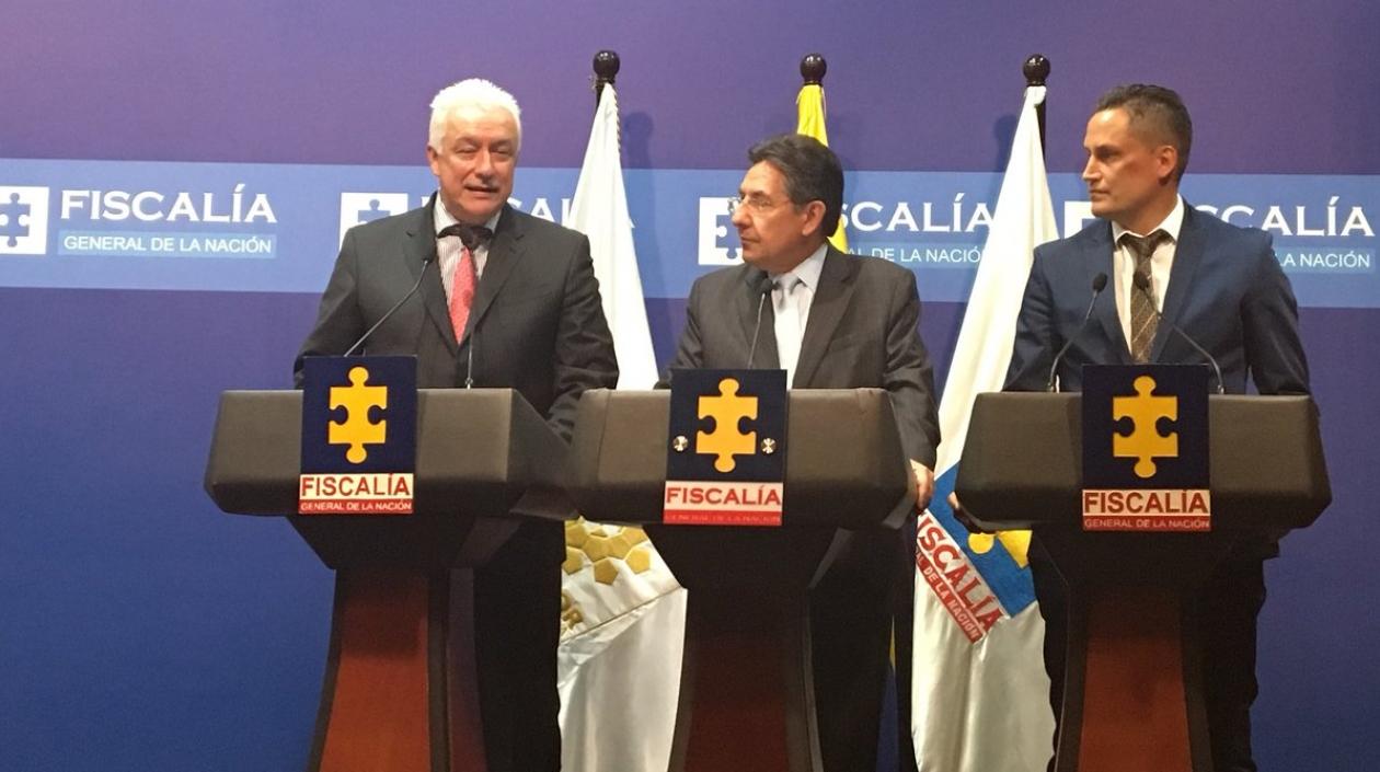 Jorge Fernando Perdomo (Dimayor), Néstor H. Martínez (Fiscalía) y Luis Alberto García (Acolfutpro) firmaron el convenio.
