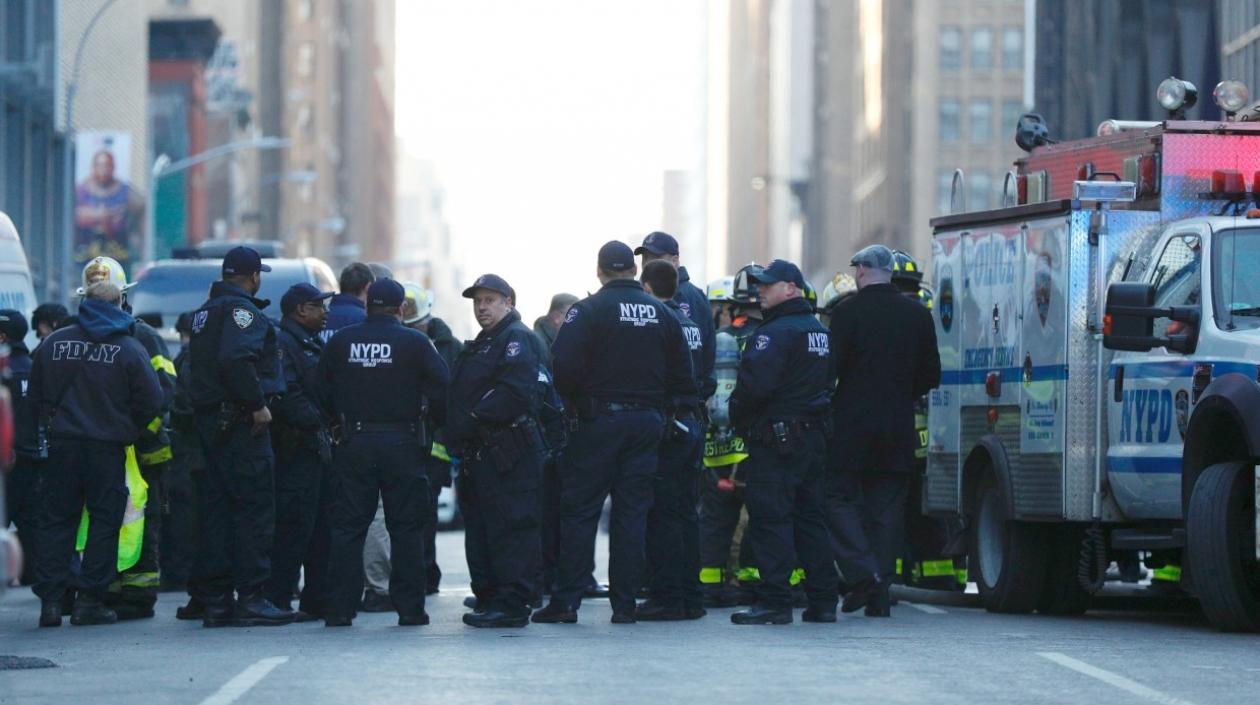 Agentes de la policía de Nueva York permanecen a la entrada de la terminal de autobuses de la Autoridad del Puerto en Nueva York.
