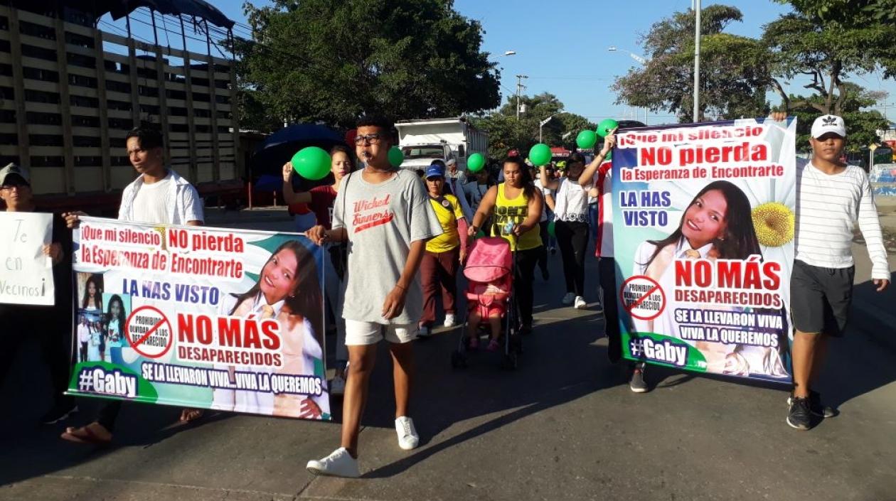 Parientes y amigos de la joven estudiante del Sena desaparecida, Gabriela Andrea Romero Cabarcas, realizaron una marcha en el Bulevar de Simón Bolívar