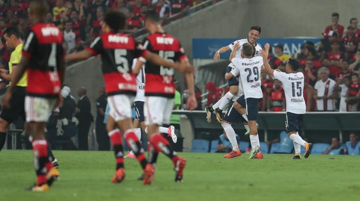 Jugadores de Independiente celebran el gol de Ezequiel Barco.