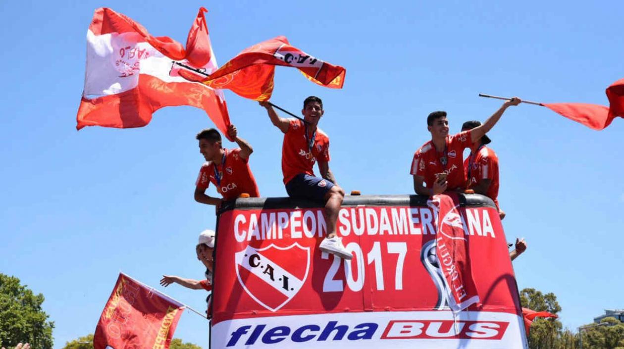 Jugadores de Independiente celebran el título con los hinchas. 