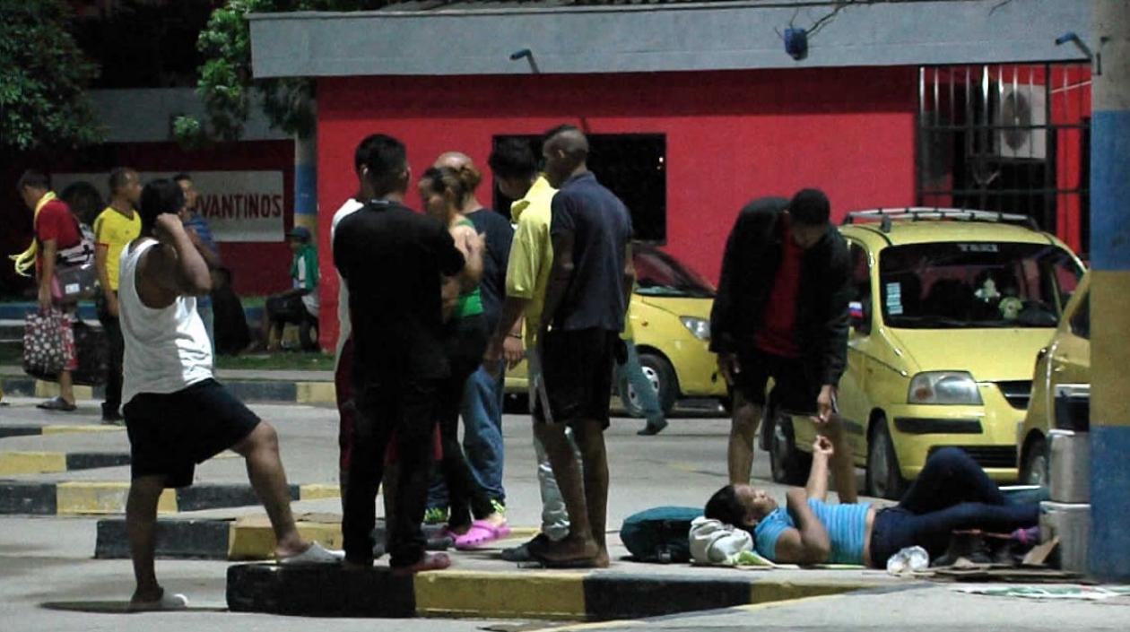 Muchos venezolanos duermen en la Terminal de Transportes.