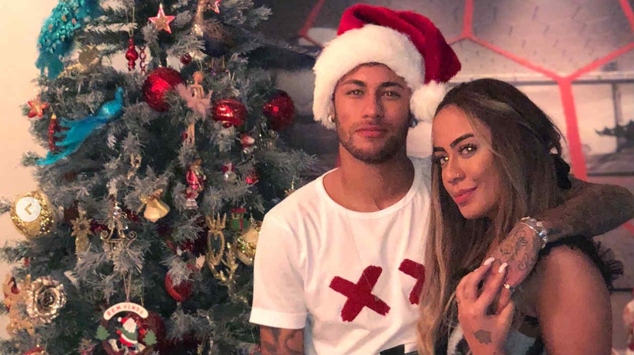 Neymar al lado de su hermana Rafaella en su fiesta de Navidad. 