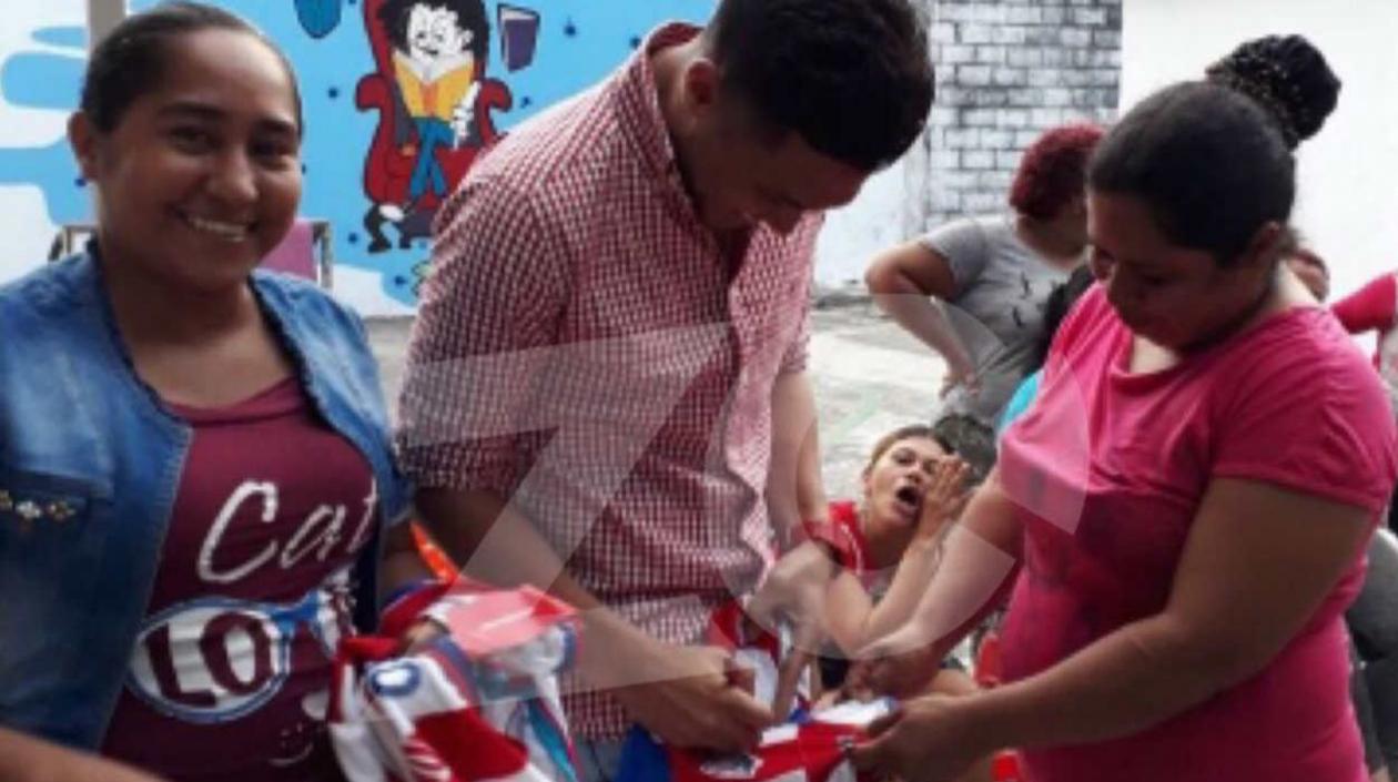 Teófilo Gutiérrez firmando camisetas de Junior a las internas del Buen Pastor. 