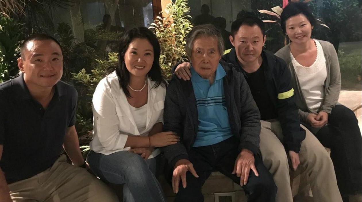 El expresidente Alberto Fujimori con sus hijos.