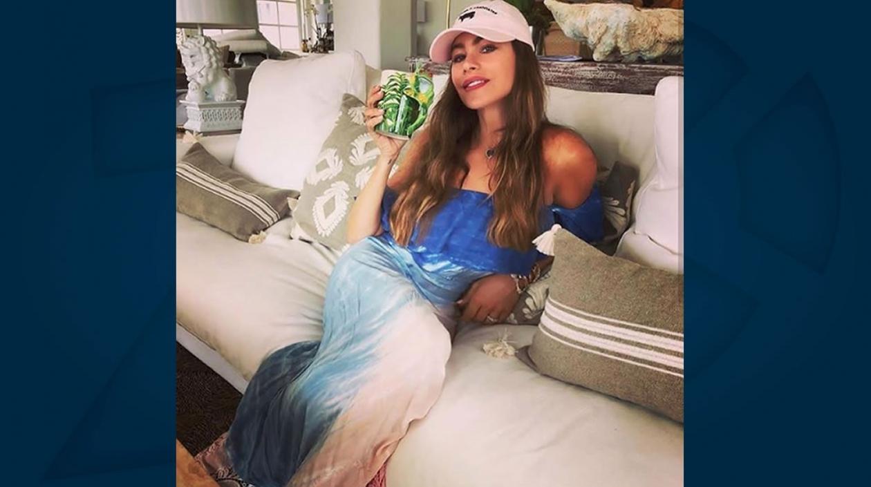 La actriz y empresaria Sofía Vergara usando la gorra de la marca Sokz Clothing Supplies