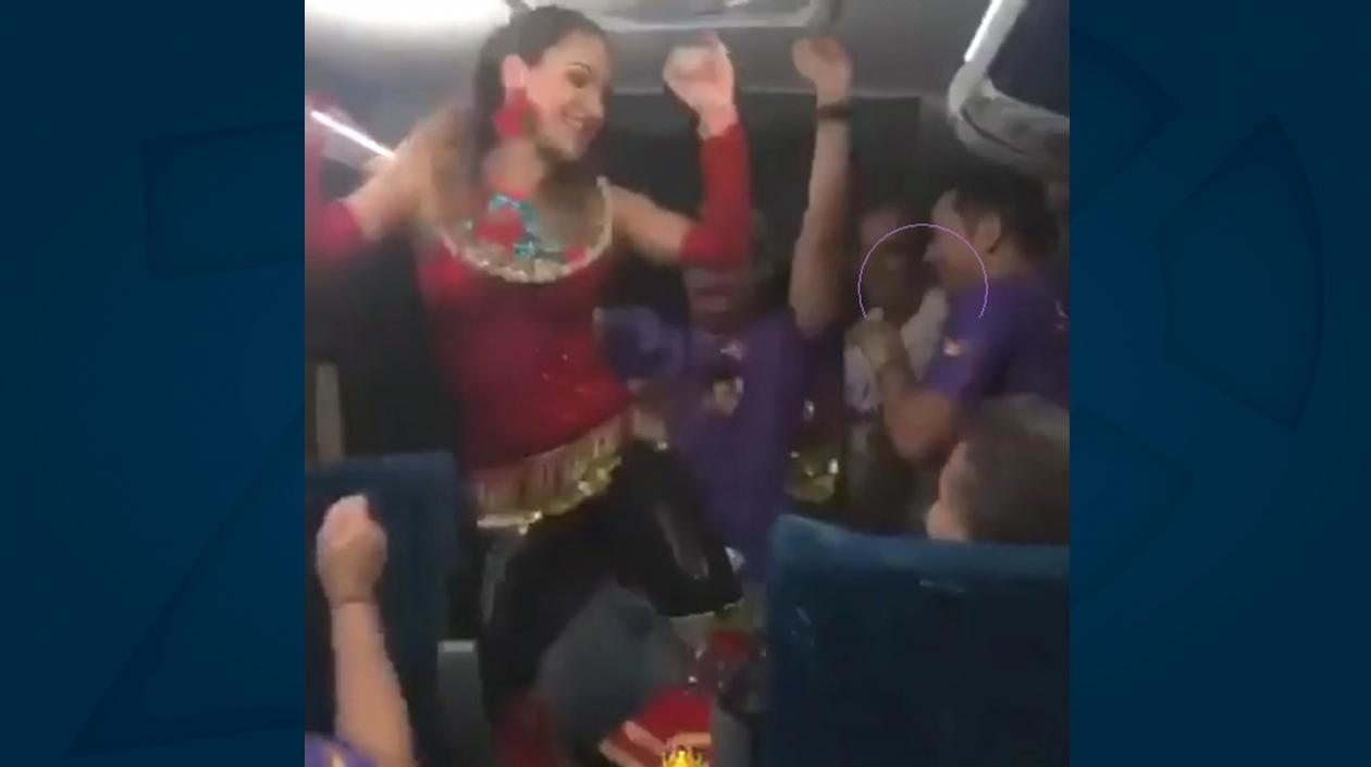 La reina del Carnaval Valeria Abuchaibe bailando en el bus.