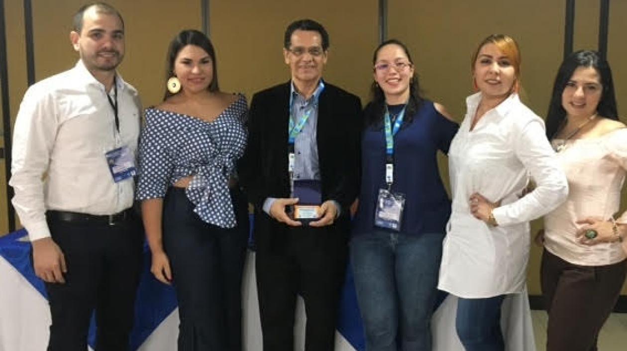 Juan Pablo Betancur, Liliana Aún, Milena Bustamante y Massiel Pardo en compañía de Carlos Tache, coordinador de la Especialización en Pediatría.   