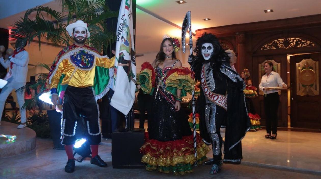 Camilo Cepeda, presidente de la danza; la Reina del Carnaval Valeria Abuchaibe y el Rey Momo, Ricardo Sierra.