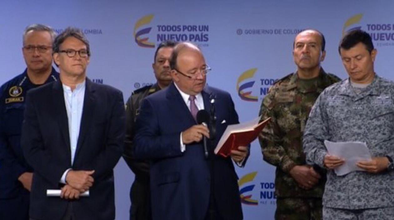 El ministro de Defensa, Luis Carlos Villegas junto al jefe negociador, Gustavo Bell y demás autoridades.