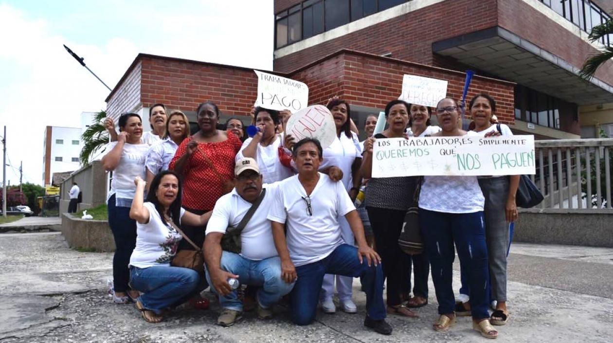 Trabajadores de la Clínica Bautista reclamando sus derechos.