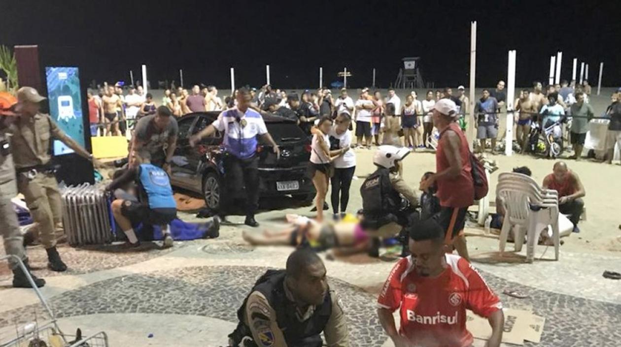 Conductor invadió el paseo de la playa de Copacabana