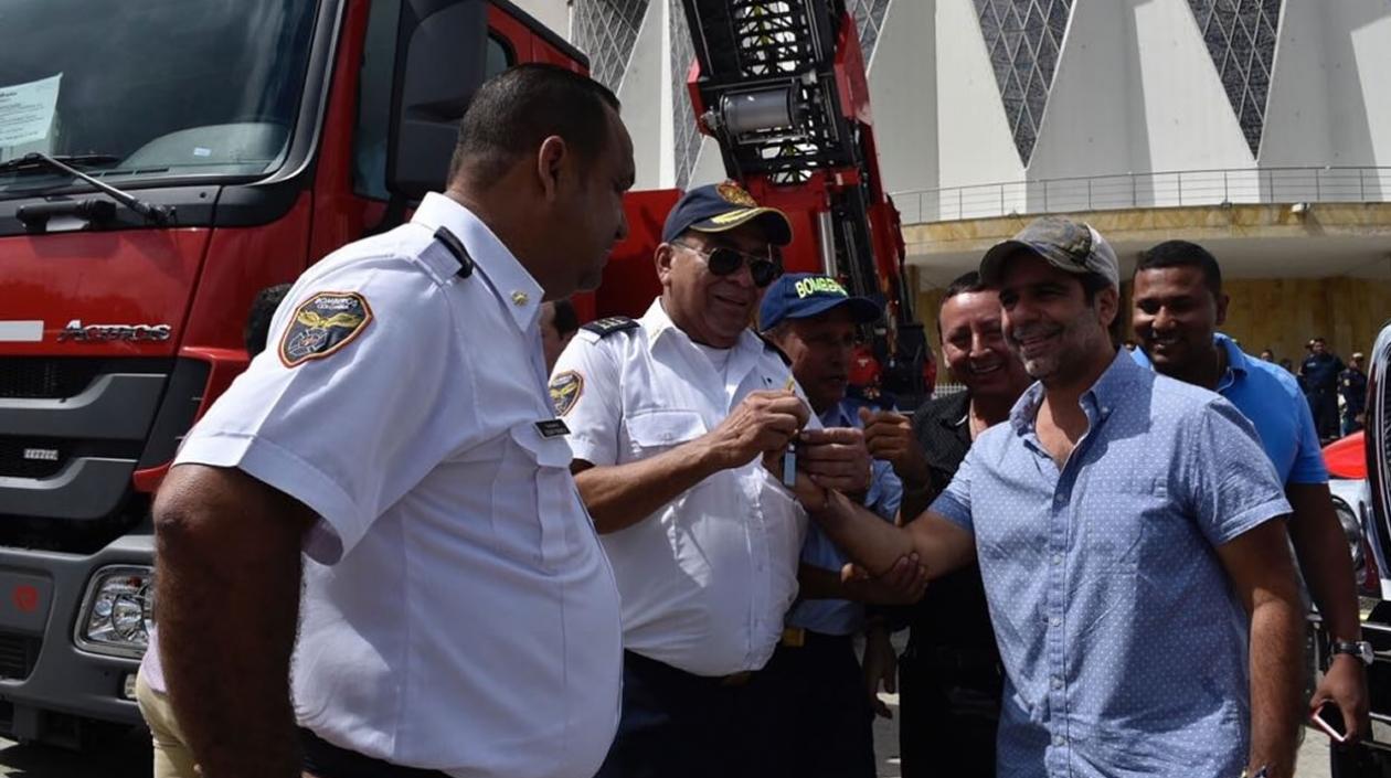 El Alcalde Alejandro Char entrega las llaves de una de las máquinas de bomberos al Comandante de ese organismos de socorro.