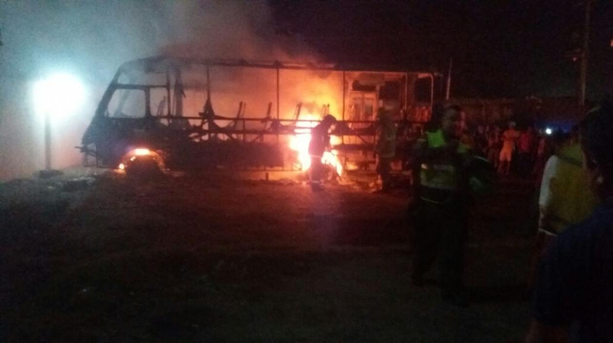 El lugar del incendio es usado como parqueadero de buses. Algunos resultaron quemados completamente.