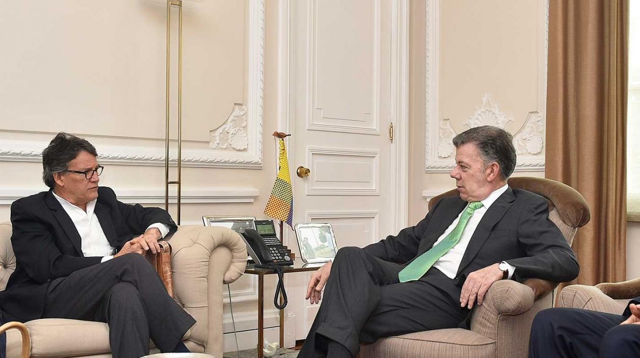 Gustavo Bell y el Presidente Santos.