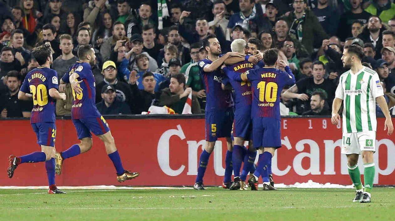 Lionel Messi y sus compañeros festejan tras uno de los goles. 