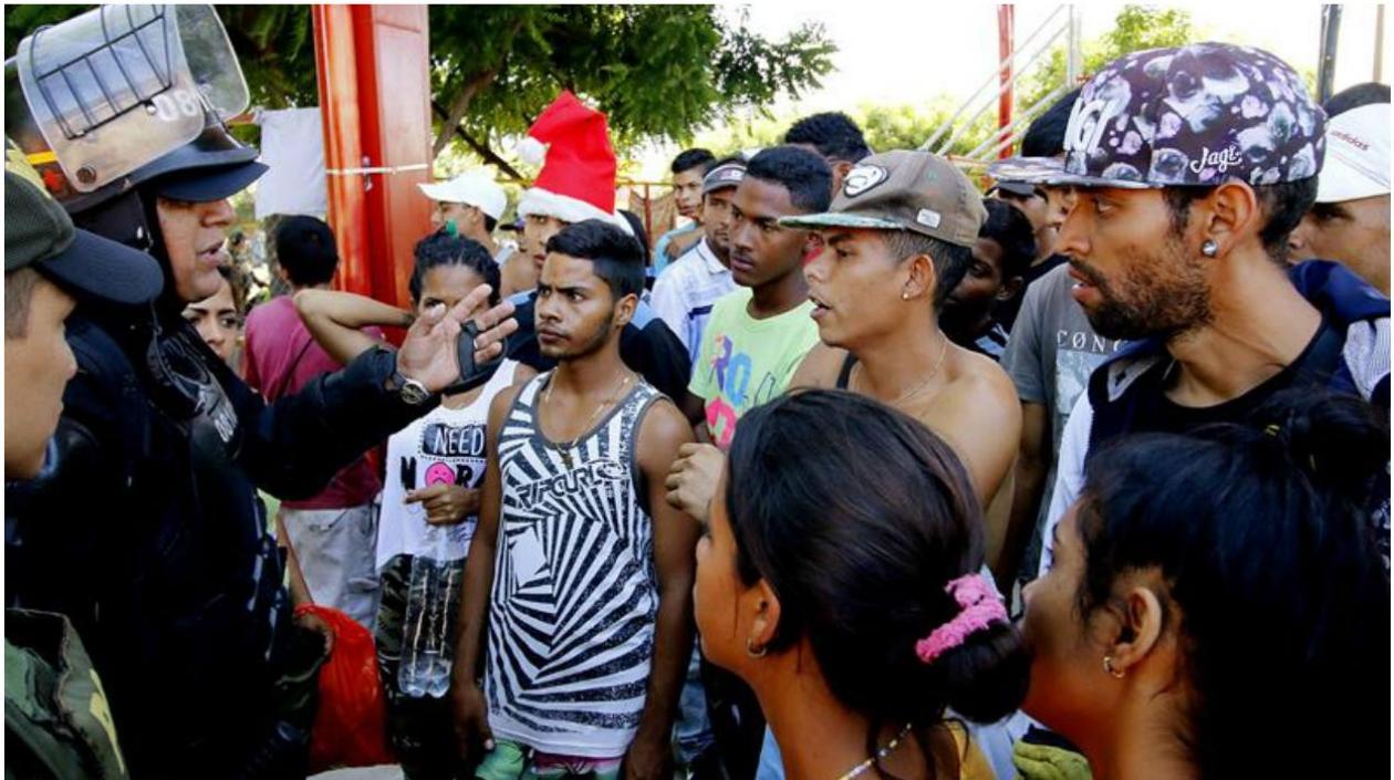 Un grupo de colombianos bloquea una vía durante una manifestación en contra de la presencia de venezolanos que se tomaron un polideportivo de un barrio de lCúcuta.