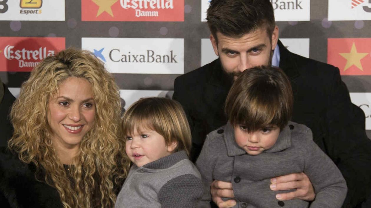Shakira con sus hijos Sascha y Milan y Gerard Piqué.