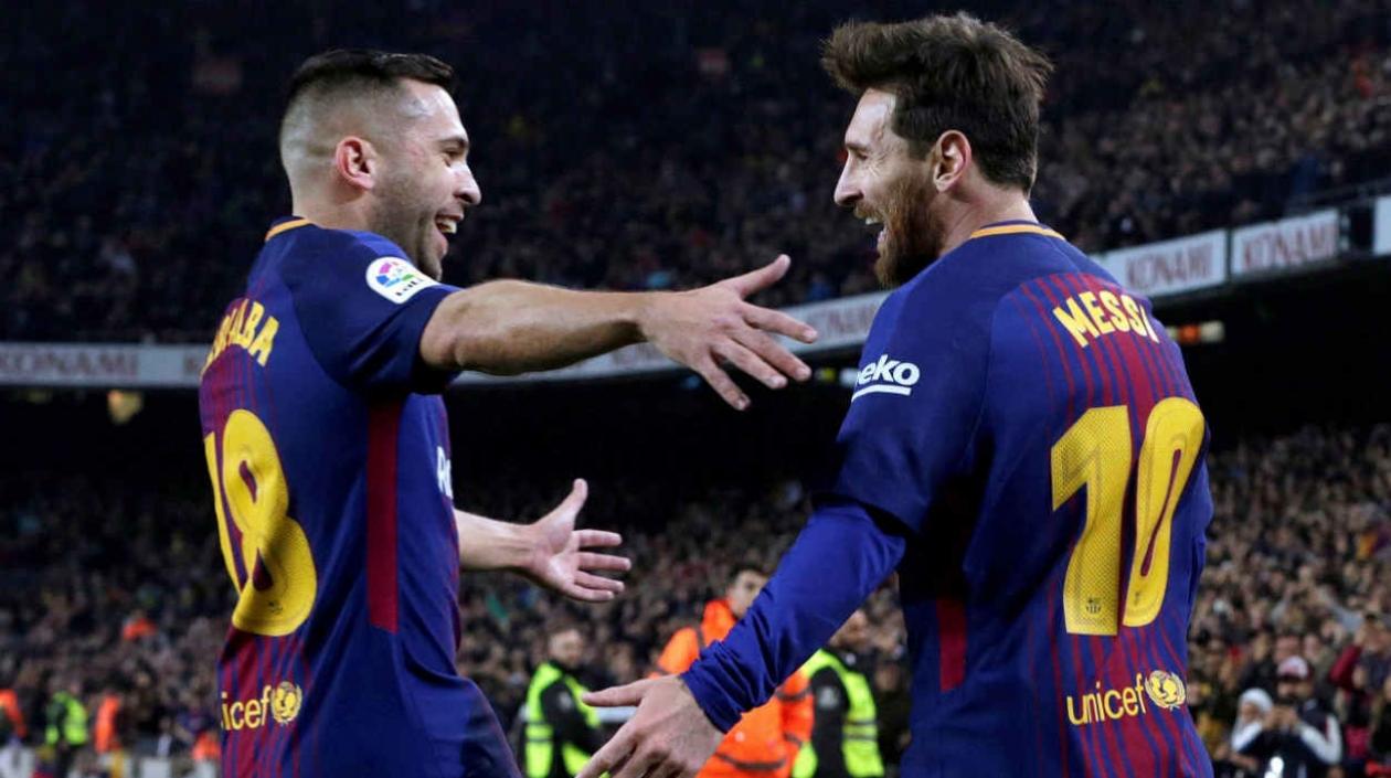 Jordi Alba celebra con Lionel Messi. 
