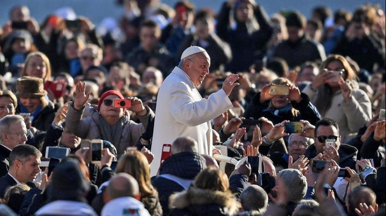 El Papa Francisco saluda a los fieles durante la audiencia general del miércoles en la Plaza de San Pedro en el Vaticano.