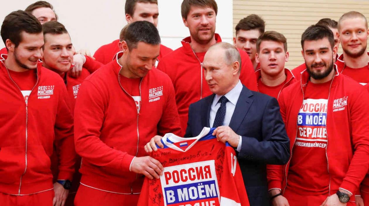 Vladímir Putin con un grupo de deportistas rusos. 