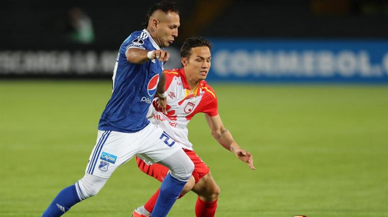 'Carachito' Domínguez disputando el balón con Luis Manuel Seijas.