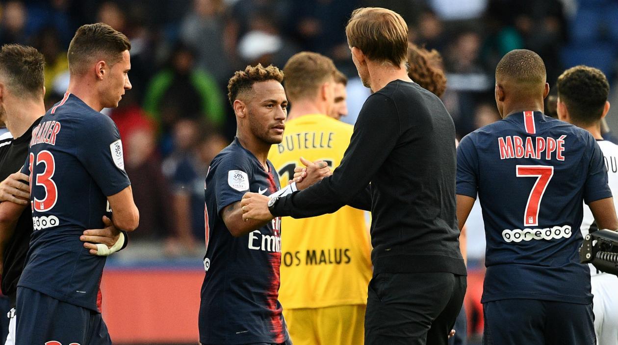 Neymar se felicita con Touchel, luego de un partido. 