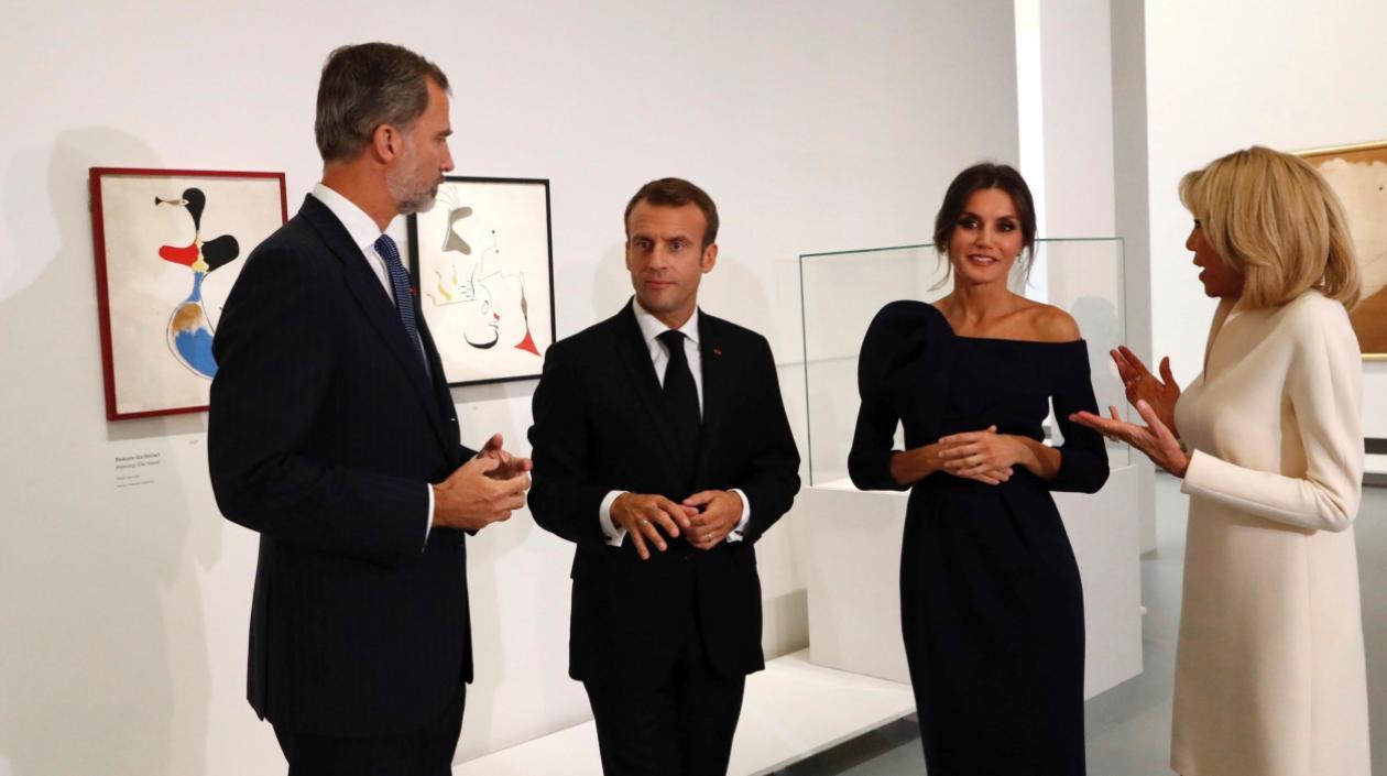Los reyes Felipe y Letizia visitan, junto al presidente francés, Emmanuel Macron, y su esposa, Brigitte, la exposición sobre la obra del artista catalán Joan Miró "Miró, la coleur de mes rêves", en el Grand Palais, en París. 