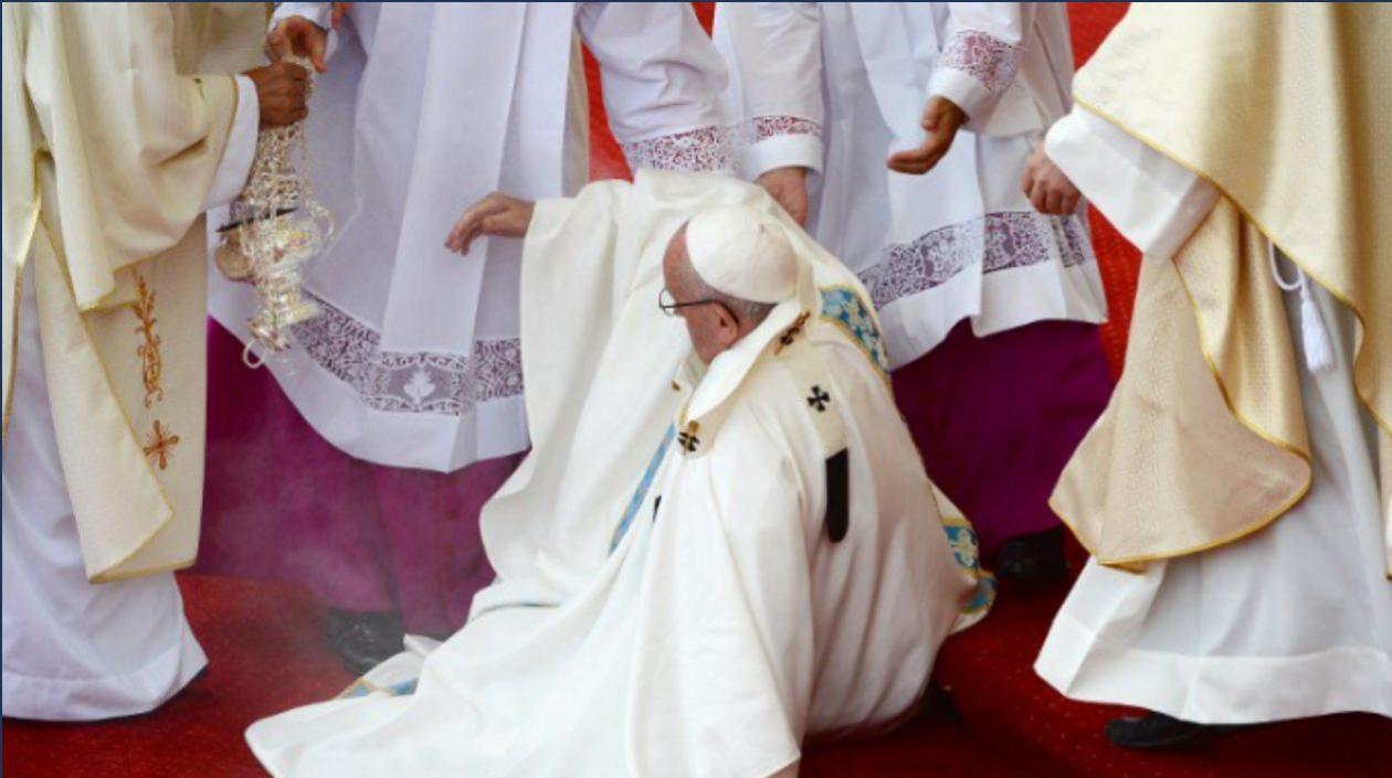 Foto para ilustrar, que corresponde a la caída del Papa Francisco en 2016.
