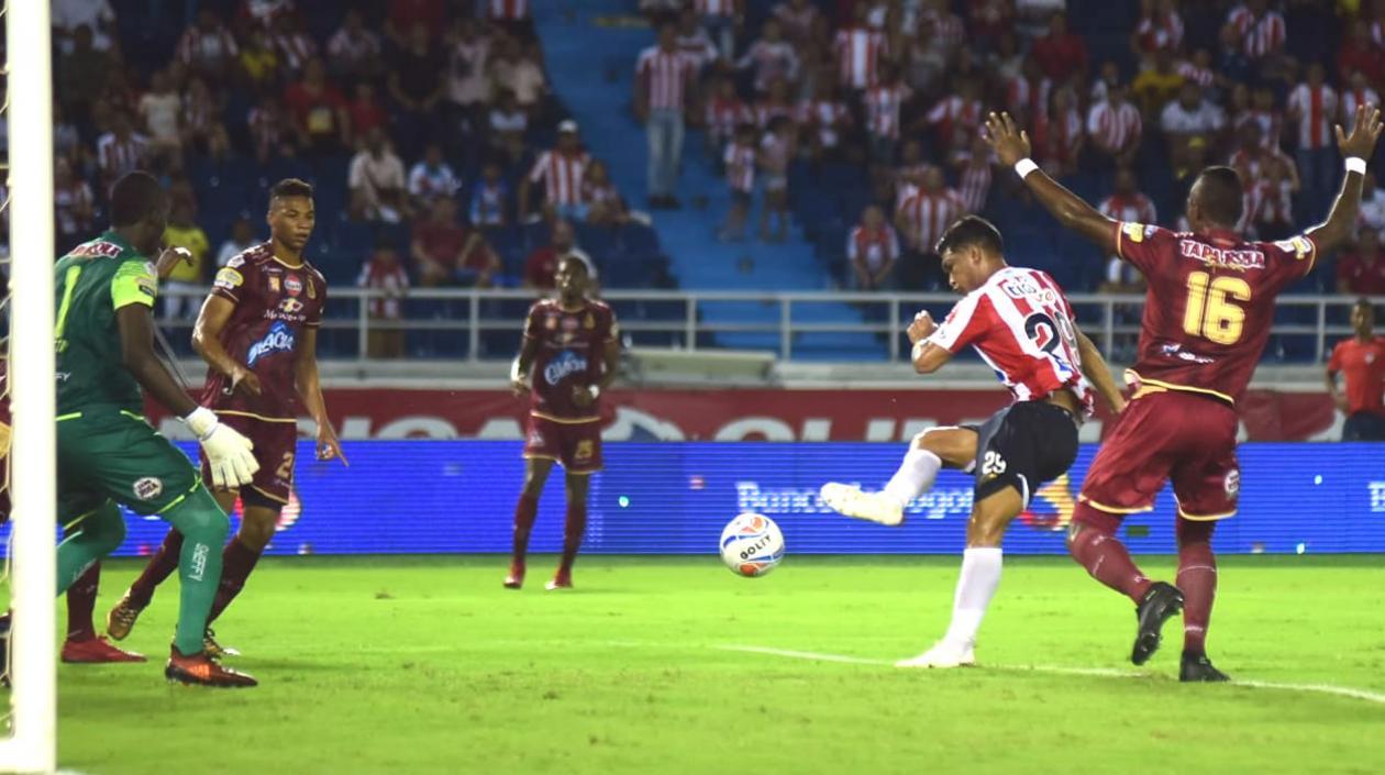 Teófilo Gutiérrez marca el segundo gol de Junior ante el Tolima. 