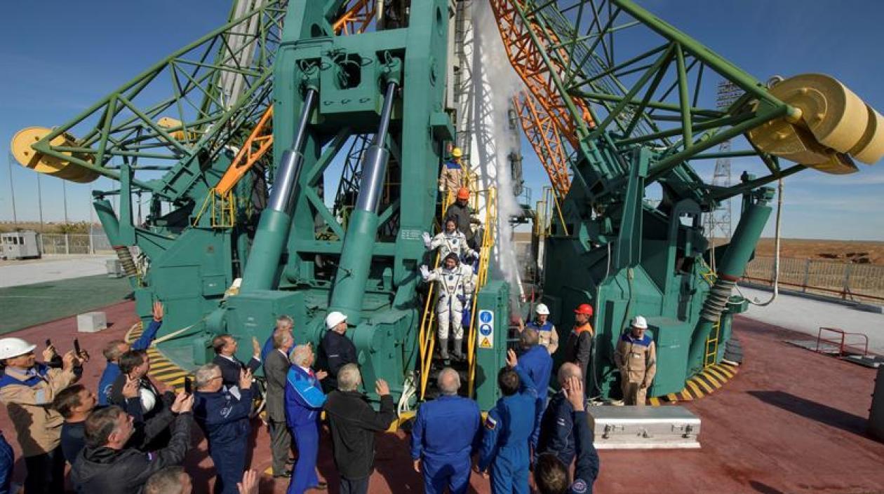 Rescatan a los astronautas de la Soyuz que tuvo que aterrizar tras un fallo en el cohete.