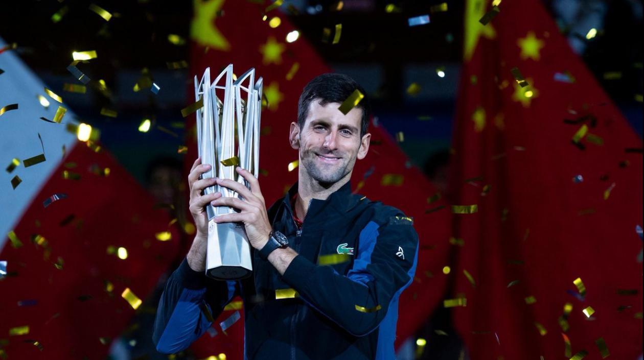 Novak Djokovic con el trofeo de campeón. 