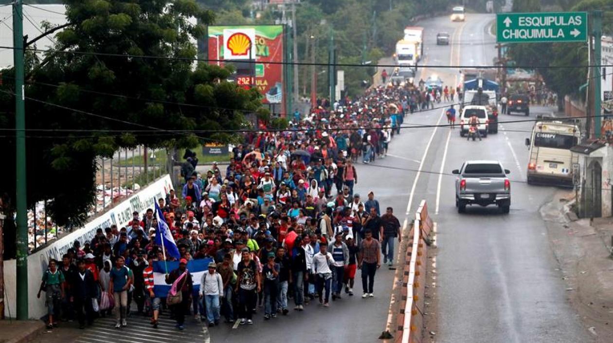 La caravana de migrantes hondureños sigue su paso rumbo a Guatemala, con la idea de llegar a Estados Unidos, incluso a Canadá.
