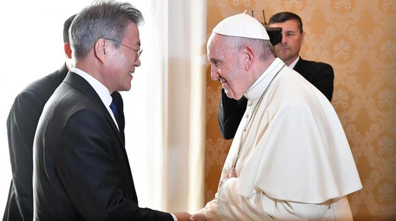 El Papa Francisco y el presidente surcoreano, Moon Jae-in.
